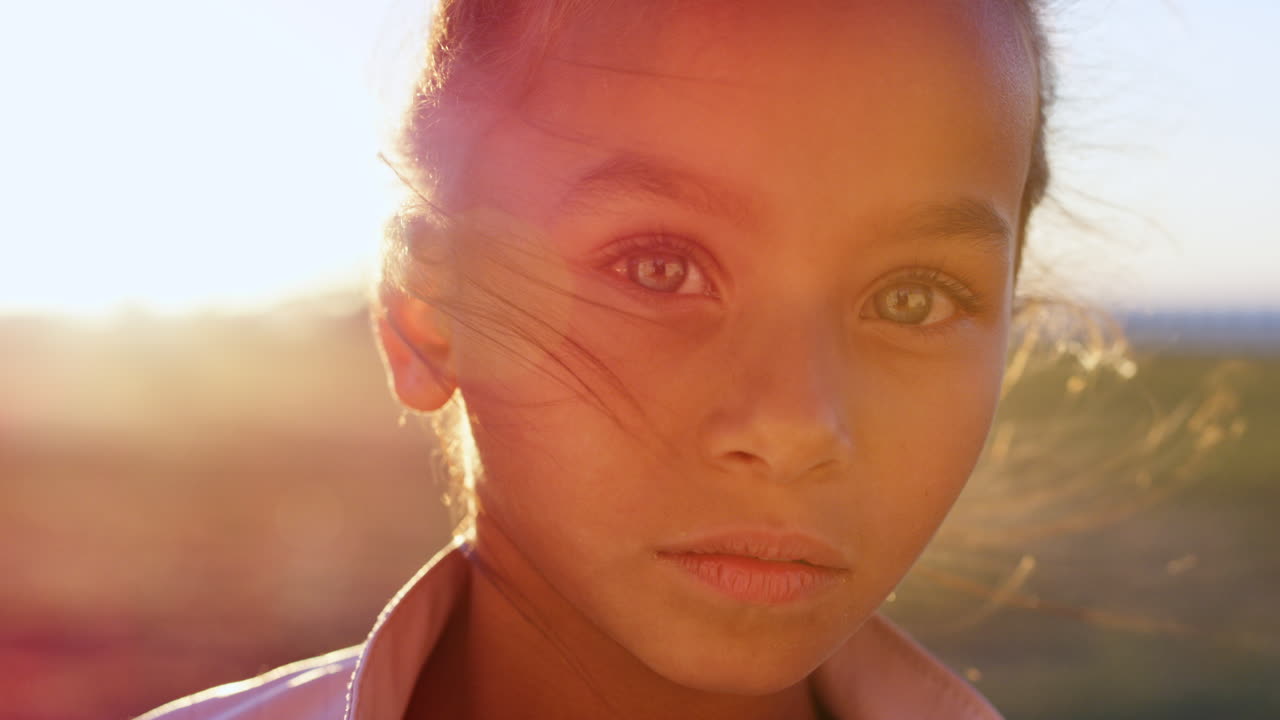 cara, niña y puesta de sol en la granja para el aprendizaje