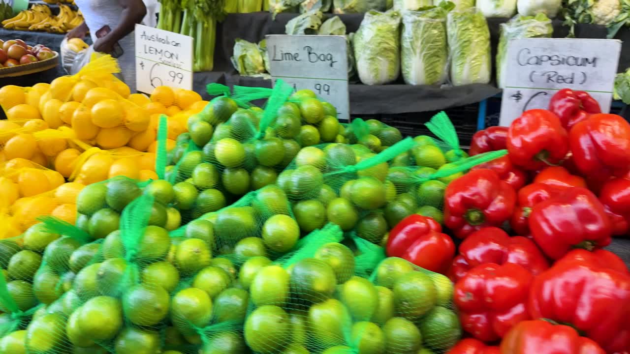 활기찬 시장 에서 전시 된 다채로운 농산물