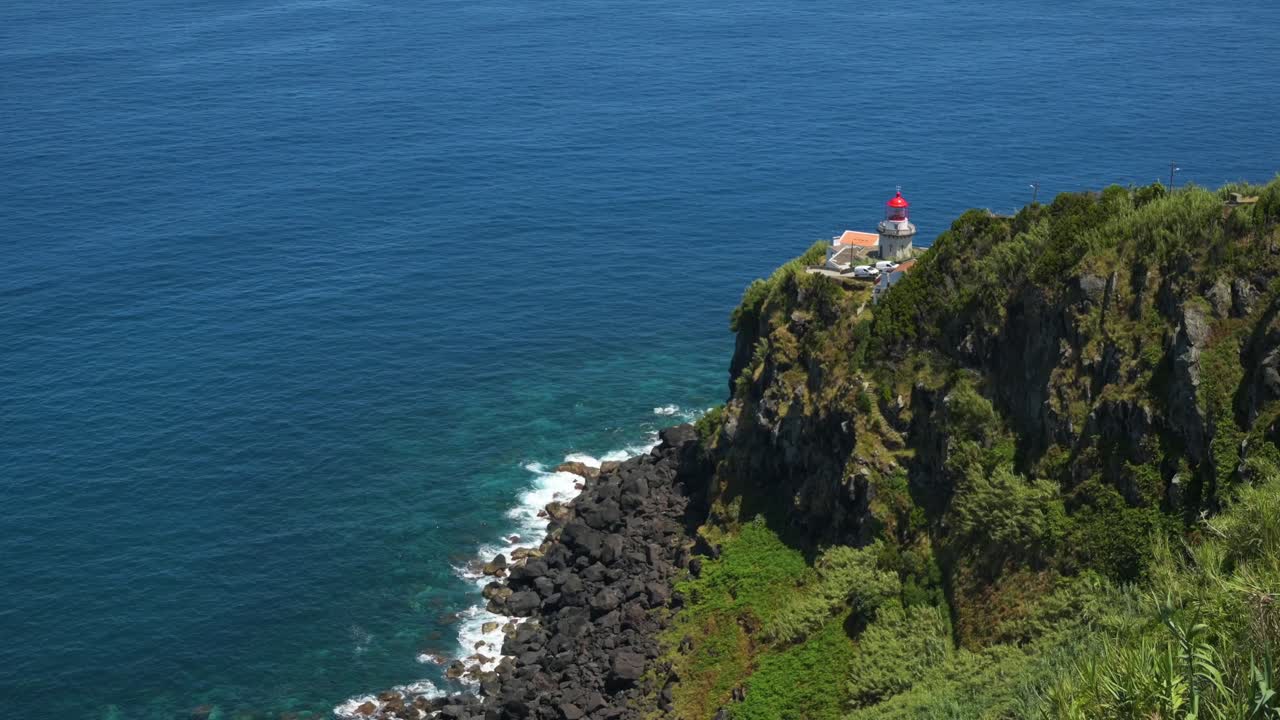 Faro di Farol Ponta do Arnel sull'isola di São Miguel, Azzorre, Portogallo.
