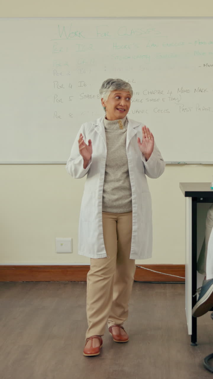 Insegnante donna adulta che spiega una lezione in un'aula