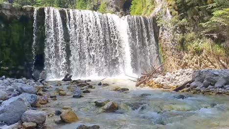 Cascada-De-Martuljek-En-El-Bosque-Esloveno