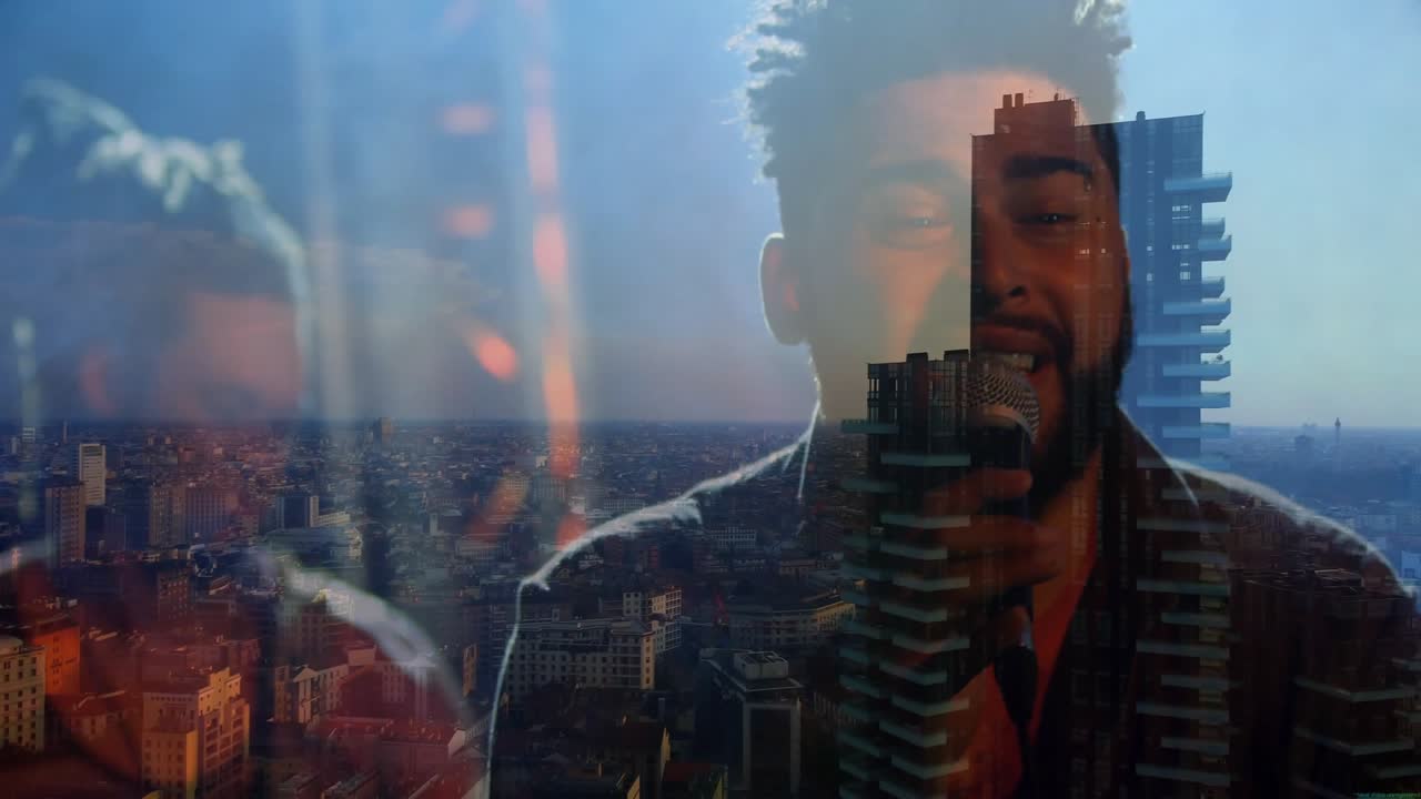 Cantante principal entreabriendo los labios e interpretando temas con un skyline superpuesto para la música mientras el guitarrista rasguea