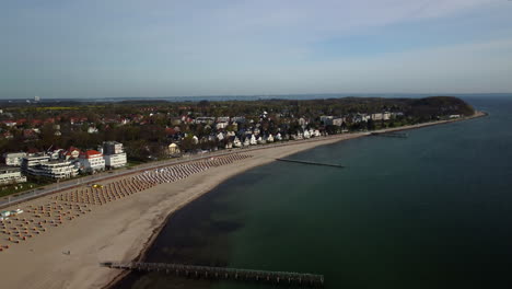 Abstiegsflug-Zu-Einer-Brücke-Am-Strand