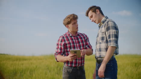 farmers discussing using tablet in field