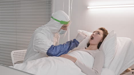 médico que recoge una muestra de adn para su análisis