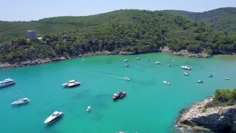 Antena-4k-De-La-Costa-Del-Gargano,-Apulia,-Italia-En-El-Verano