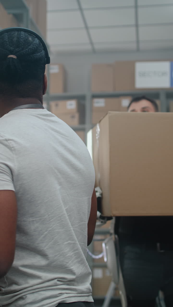 robots de almacén que ayudan a los trabajadores humanos