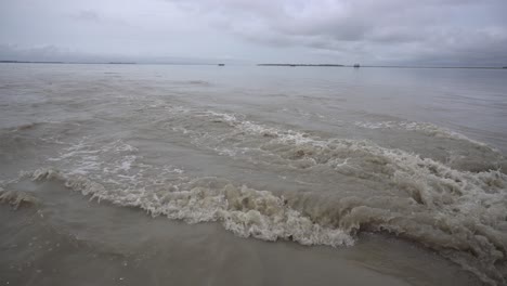 el río brahmaputra es uno de los ríos más grandes del noreste de la india.