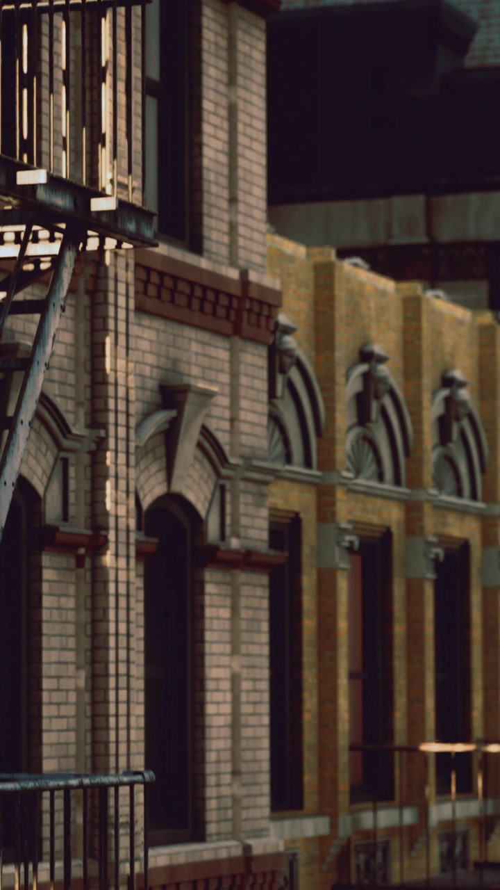 Esplorando un vecchio edificio in mattoni con un'architettura affascinante in città