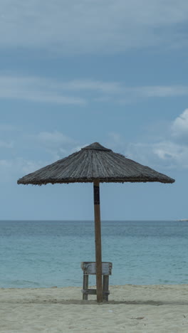 Maragkas-Strand-Auf-Der-Griechischen-Insel-Naxos-Mit-Sonnenschirmen-In-Vertikaler