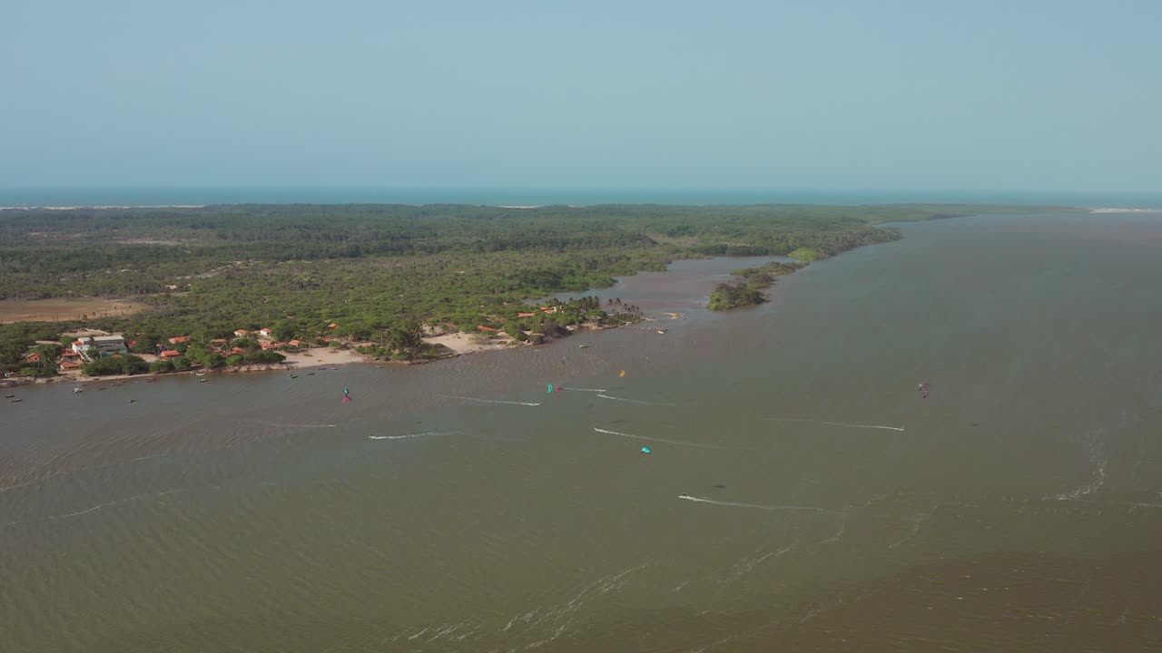 aéreo: kitesurf en el delta del río parnaiba, norte de brasil