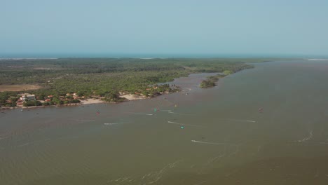 Luftaufnahme:-Kitesurfen-Im-Flussdelta-Von-Parnaiba,-Nordbrasilien