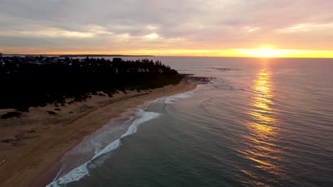 Dron-Aún-Toma-De-La-Salida-Del-Sol-De-La-Mañana-Y-Las-Olas-Del-Océano-Pacífico-Costa-Central-Shelly-Beach-Nsw-Australia-3840x2160-4k