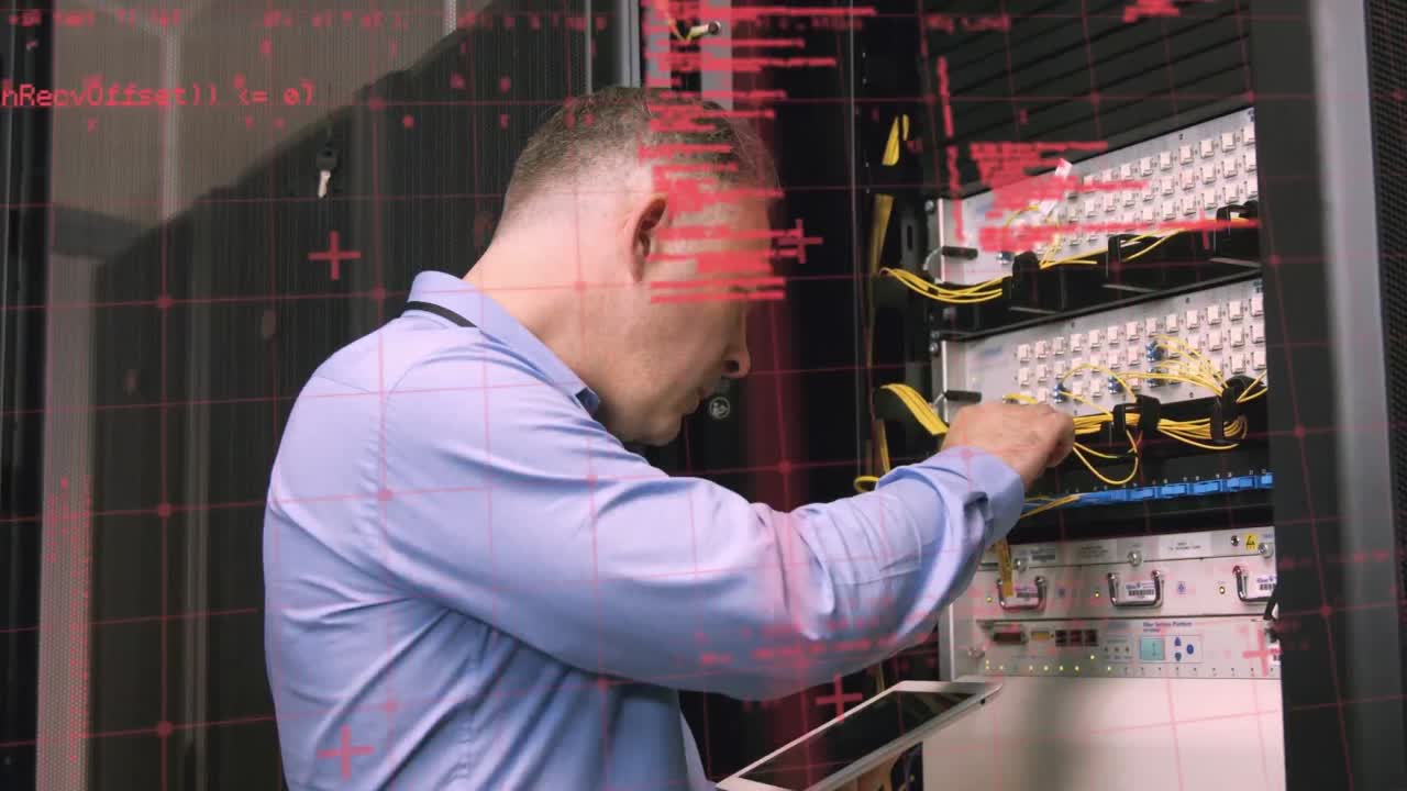 animación del procesamiento de datos sobre un hombre caucásico usando una tableta en la sala del servidor