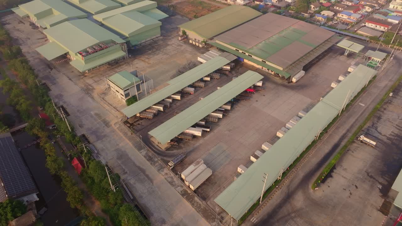 Ripresa aerea di grandi strutture di stoccaggio sotto il cielo mattutino, Thailandia