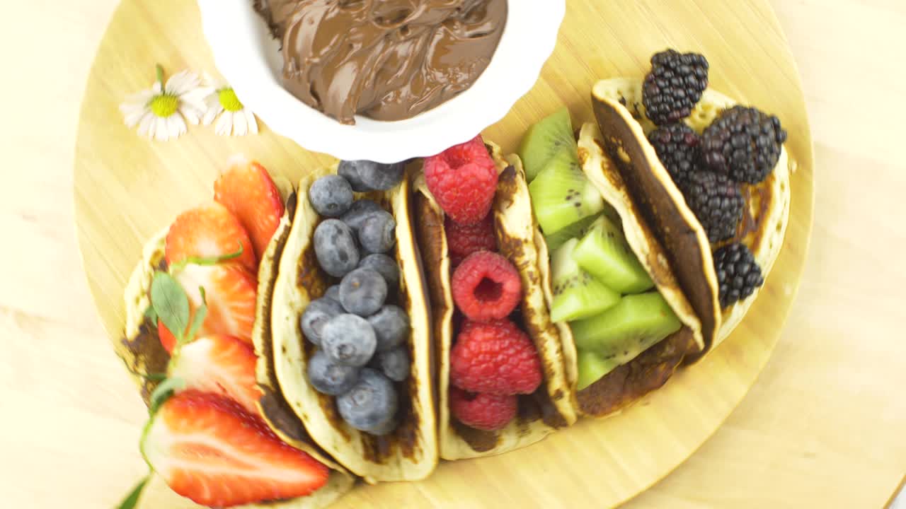 panqueques americanos clásicos con frutas frescas. desayuno casero de verano.