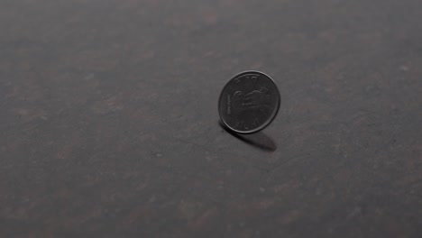 moneda girando a cámara lenta indio 2 rupess cabezas 120 fps