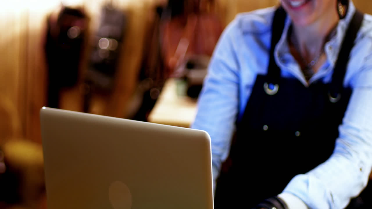 노트북을 사용하는 장인