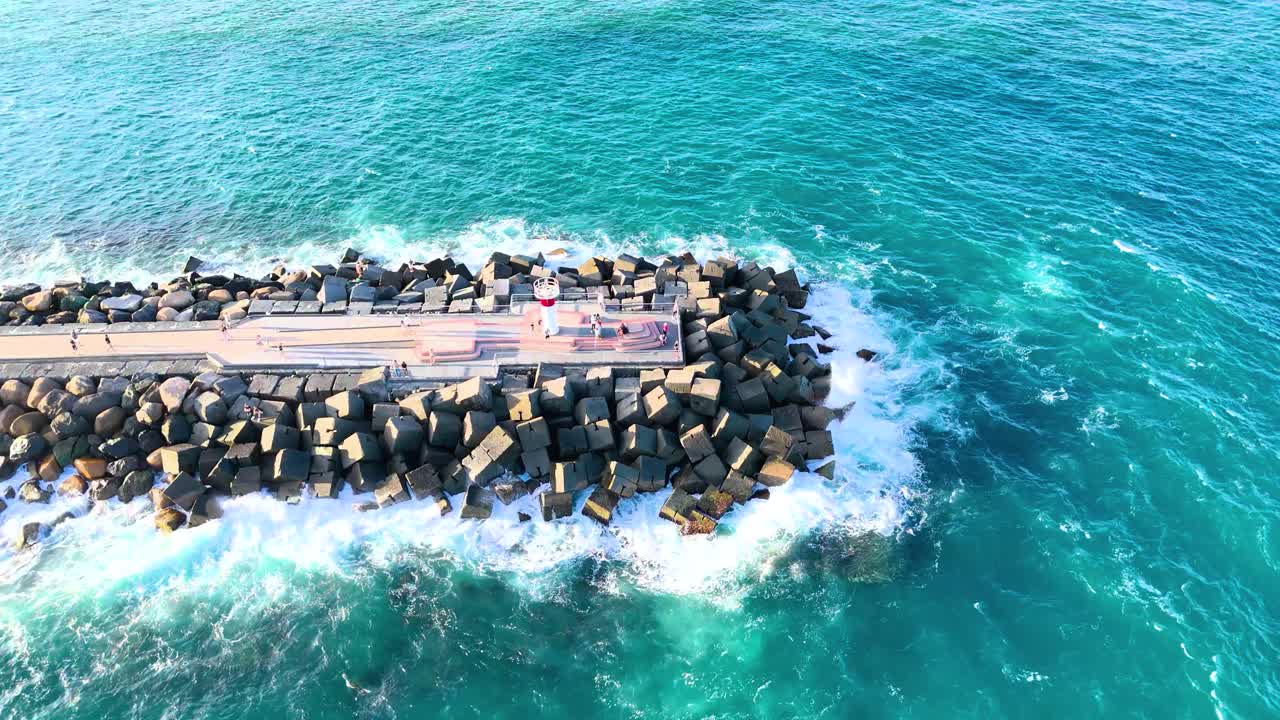 드론은 바위 벽과 바다 파도를 포착합니다.