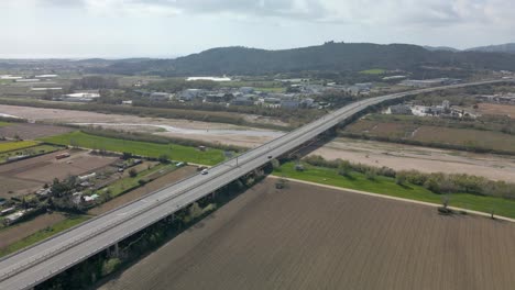 Luftflug-In-Richtung-Spanischer-Autobahn-über-Den-Fluss-Tordera