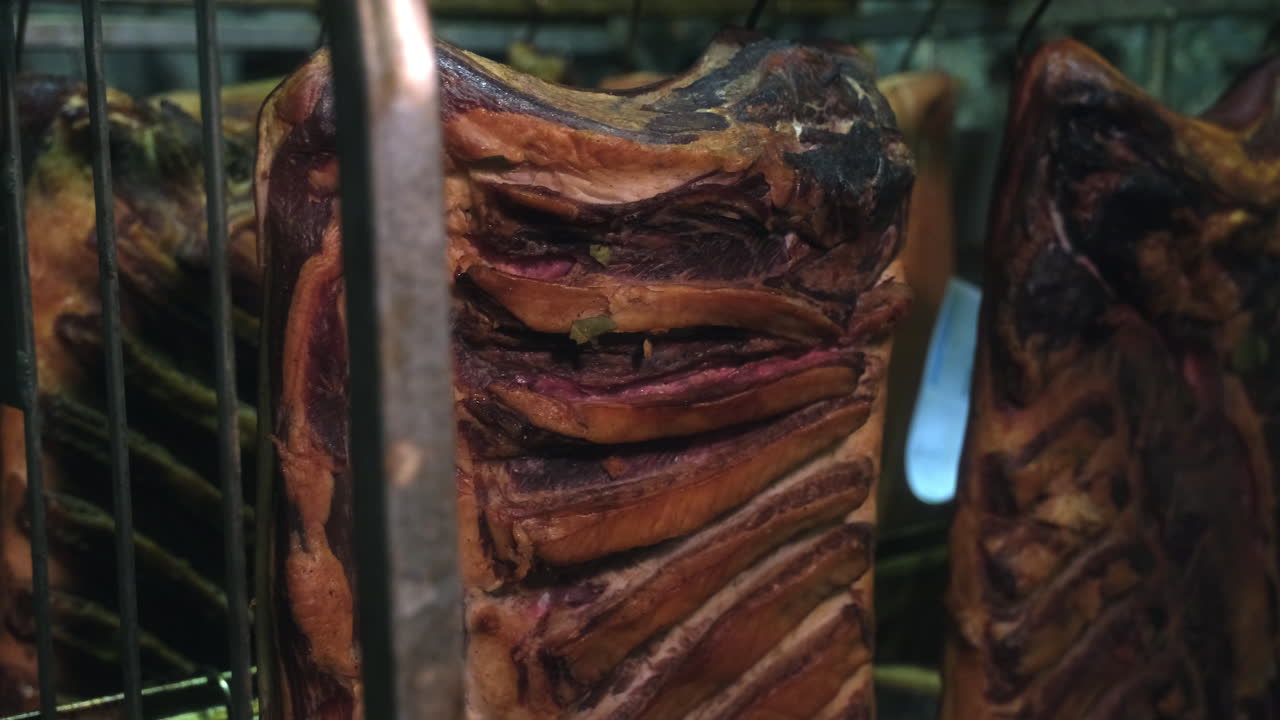 갈고리로 익은 고기, 정육점에 걸어 말리기