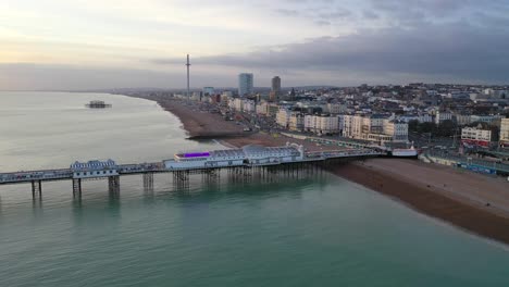 vuelo de drones sobre el muelle de brighton reino unido