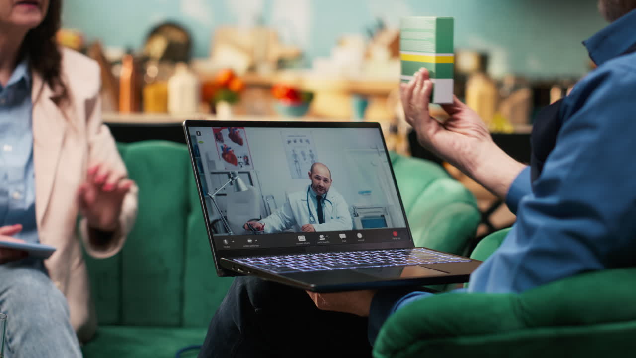 Idoso participando de uma consulta de saúde on-line por videochamada com o médico