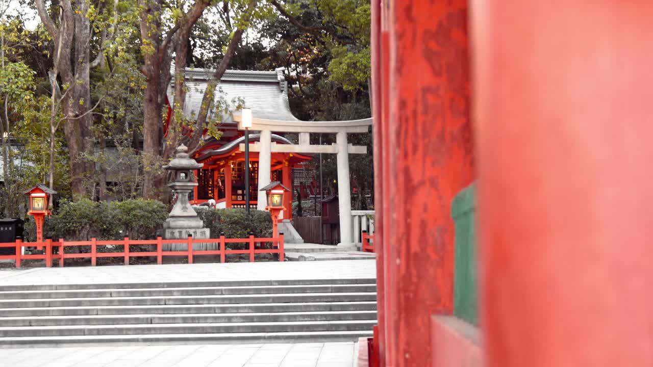 diapositiva de un hermoso templo temprano en la mañana en kyoto, japón 4k cámara lenta