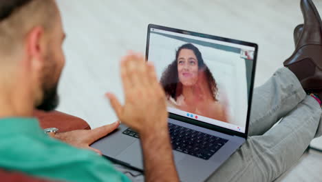 pareja en videollamada virtual con pantalla de computadora portátil