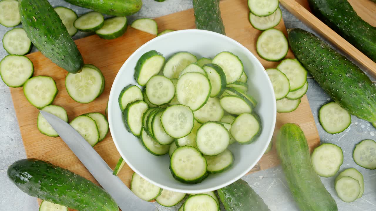 조각 된 호박을 그에 넣고 차가운 증기와 함께 절단판에 넣습니다.