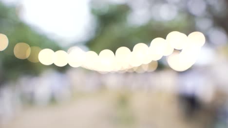luces desenfocadas en una ceremonia de boda en el campo