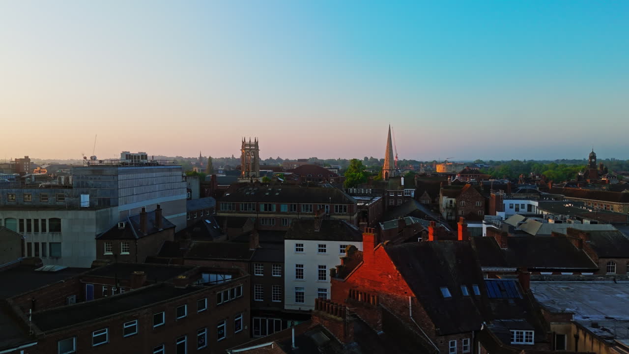 드론이 새벽에 오래된 고 영국 도시 위를 습니다.