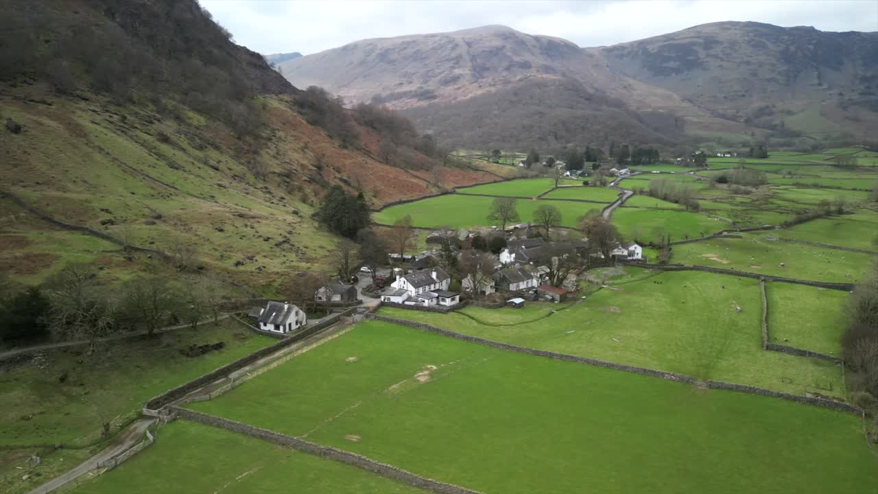 Flyfoto av Borrowdale i Lake District med landsbyen Stonethwaite.