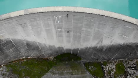 sobrevuelo aéreo con vista aérea de las aguas turquesas del lago limernsee y presa hidroeléctrica en linthal glarus, suiza