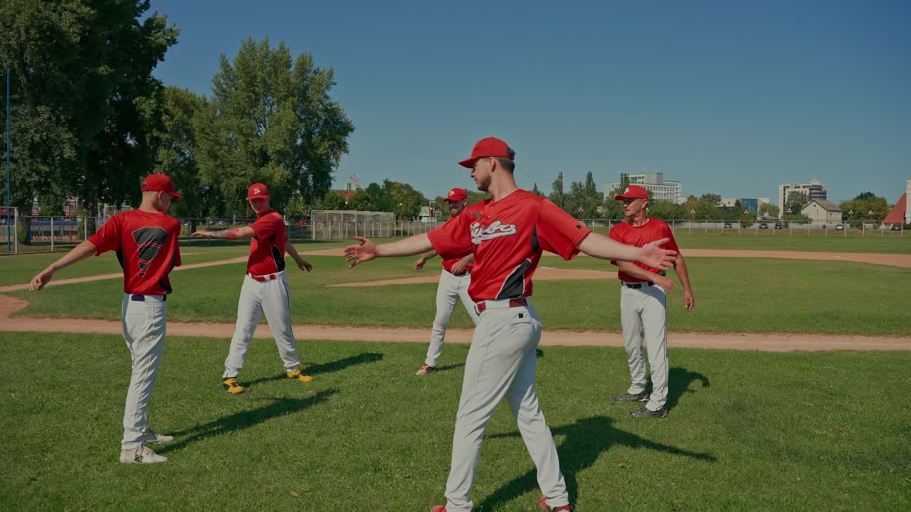 Squadra di baseball che si riscalda sul campo