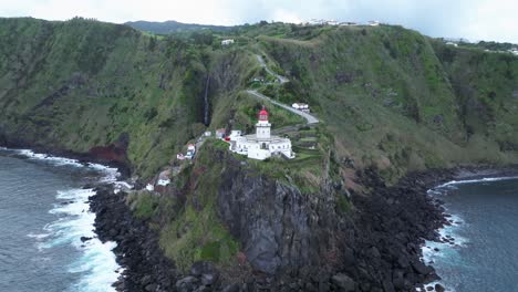 Klippen-Leuchtturm-Landschaft,-Drohnen-Panoramaflug-Farol-Do-Arnel-Sao-Miguel-Azoren