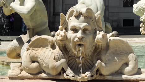 dragones y máscaras de la fuente del moro, piazza navona en roma, italia