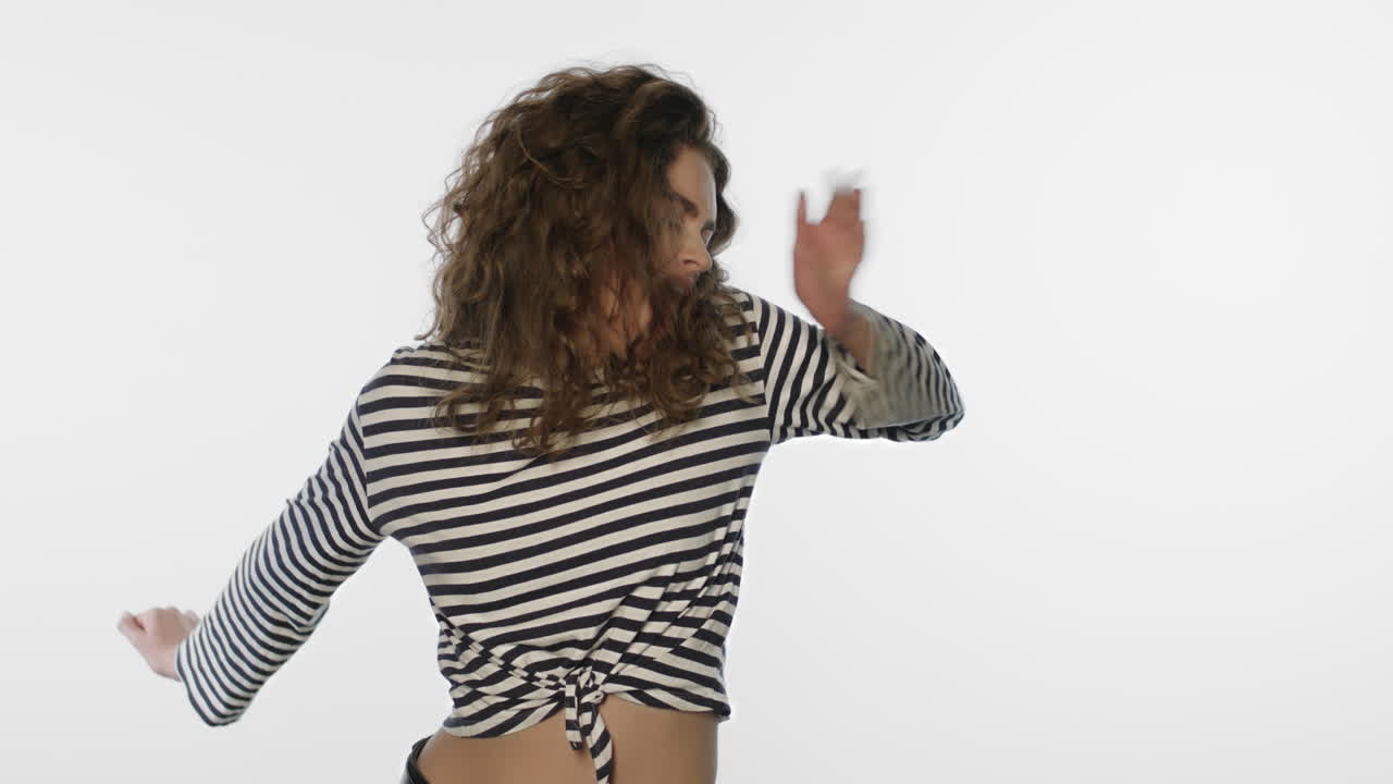 persona perezosa estirándose sobre un fondo blanco