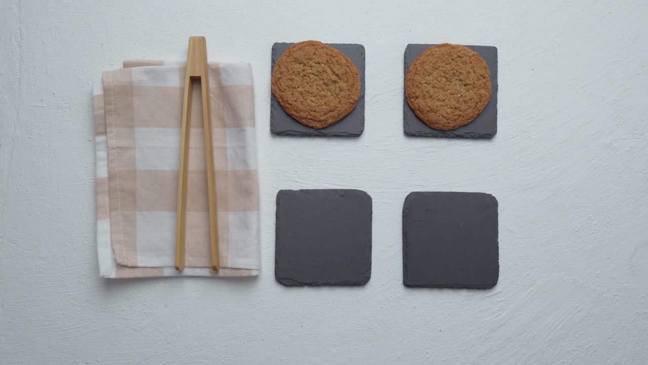 galletas de avena de un plato. vista de arriba. comida casera de artesanía. vista desde arriba. fondo blanco