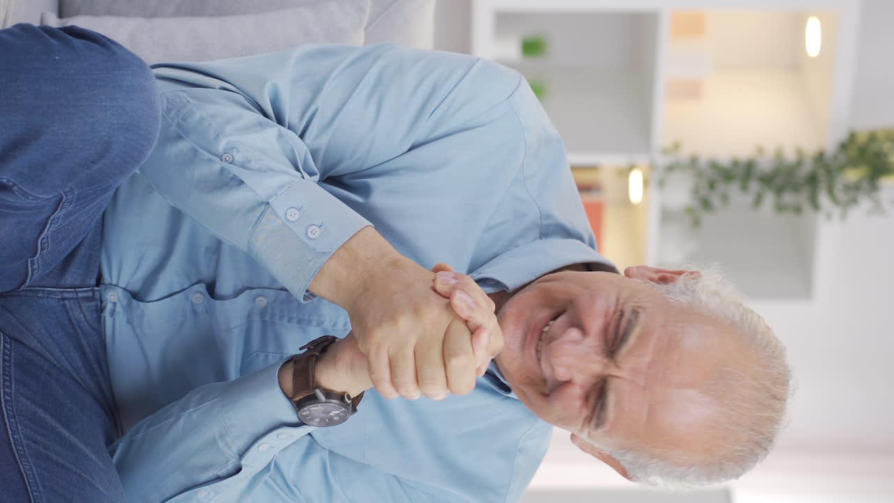 ⁇ 은이의 수직 비디오는 기 ⁇ 하고 있습니다.