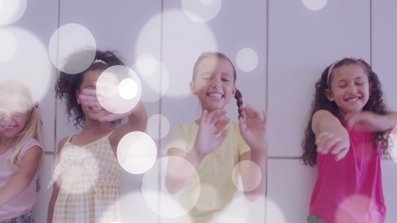 행복 한 다양한 여학생 들 이 로커 들 을 흔들고 있는  ⁇ 색 보케 스 ⁇  의 애니메이션