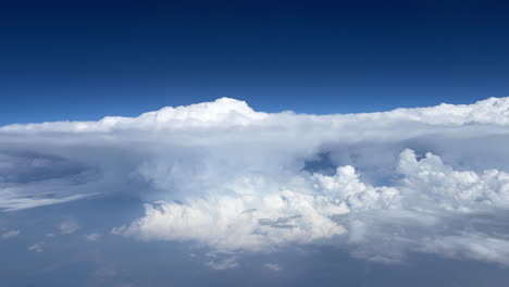 mirando las nubes durante un viaje en avión