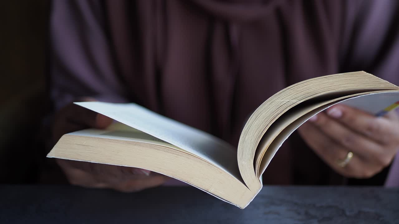 mujer leyendo un libro