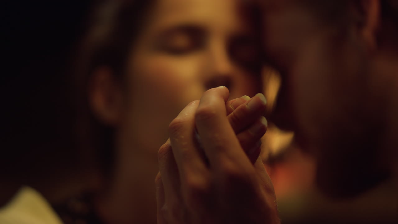 las manos íntimas del hombre sostienen a la mujer en el primer plano de una cita romántica. concepto de amor de pareja.