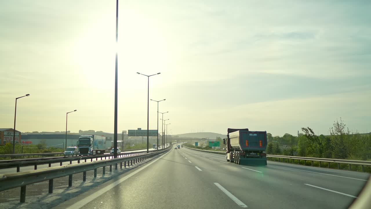 비는 시간대에 차 안에서 교통의 이미지.