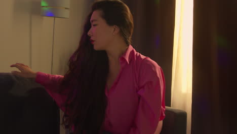 소파 에 앉아 있는 여자 는 집 파티 에서 술 을 마신 후 회복 하고 있으며, 숙취 를 고 있다