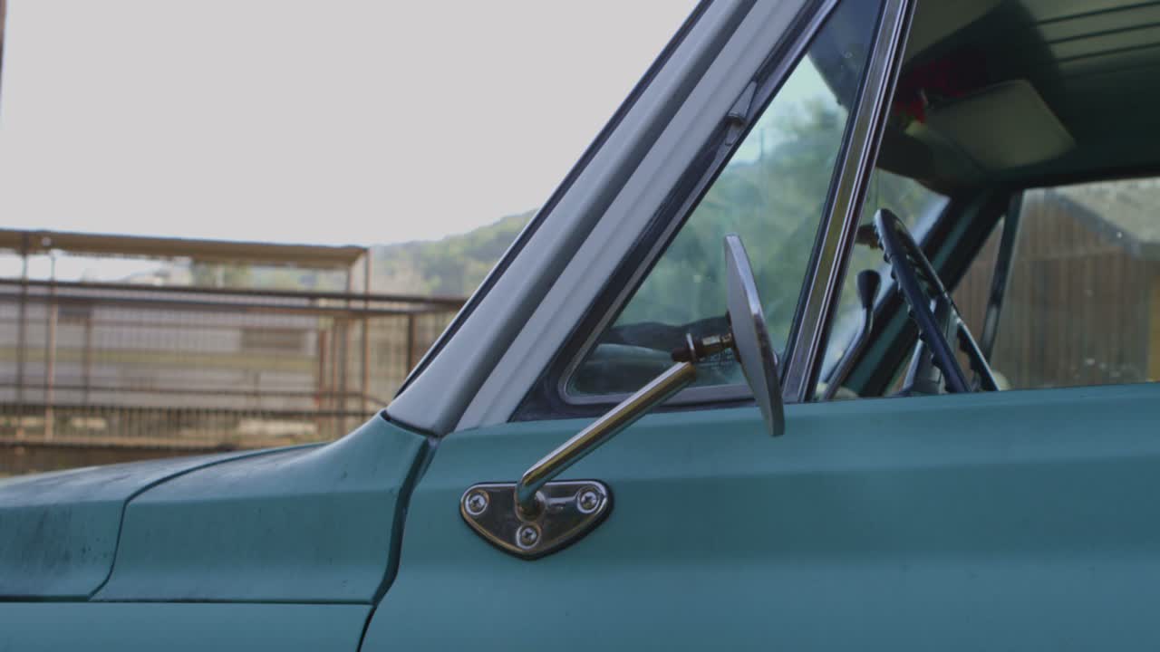 un conductor sale de una vieja camioneta