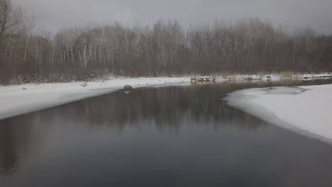 Ego-Drohne-Fliegt-Im-Winter-über-Den-Fluss