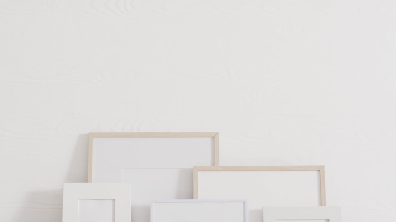 marcos de madera y blancos con espacio de copia sobre fondo blanco y pared blanca
