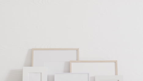 marcos de madera y blancos con espacio de copia sobre fondo blanco y pared blanca